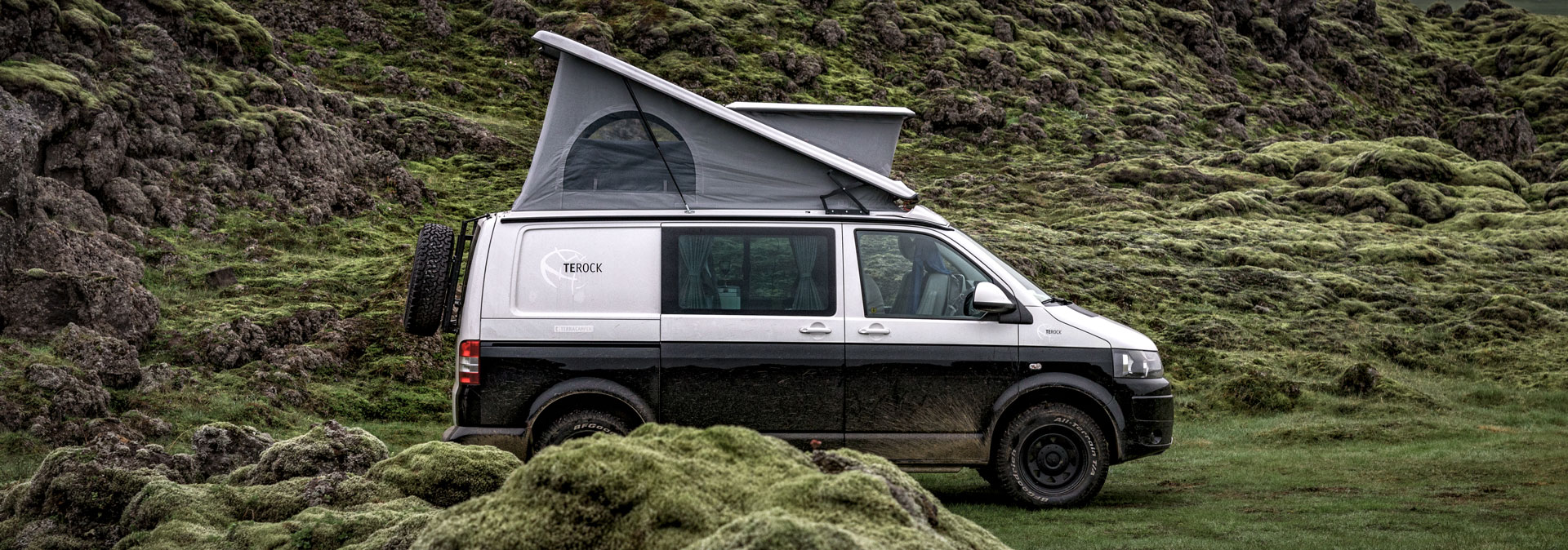 Campervan von TERRACAMPER mit Aufstelldach in bergiger Landschaft
