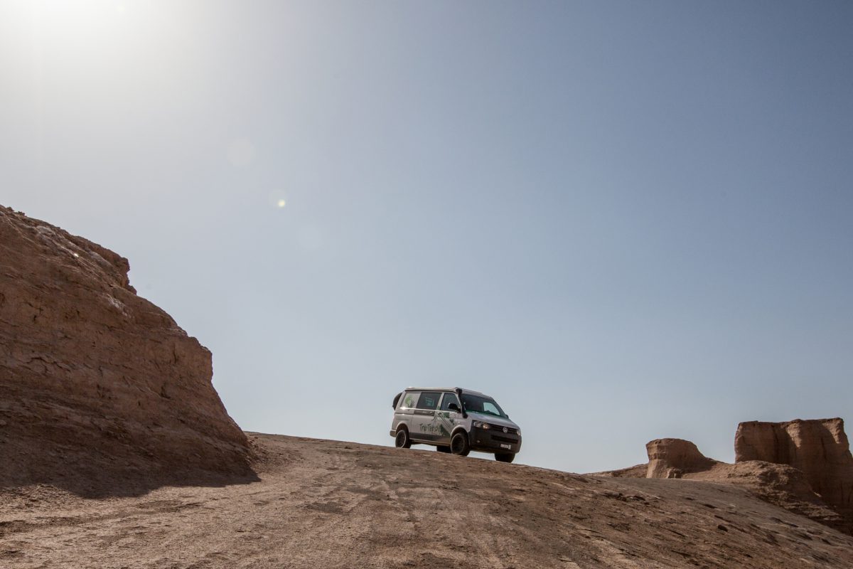 Eine Frau reist allein im Terracamper bis in den Iran.
